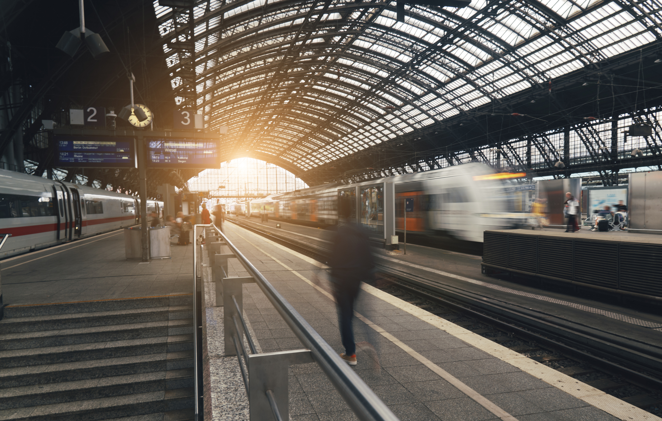 Bahnsteige mit gläserner Dachkuppel